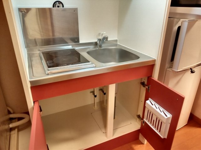 レオパレスＨＡＫＵのキッチン|2口電気コンロ