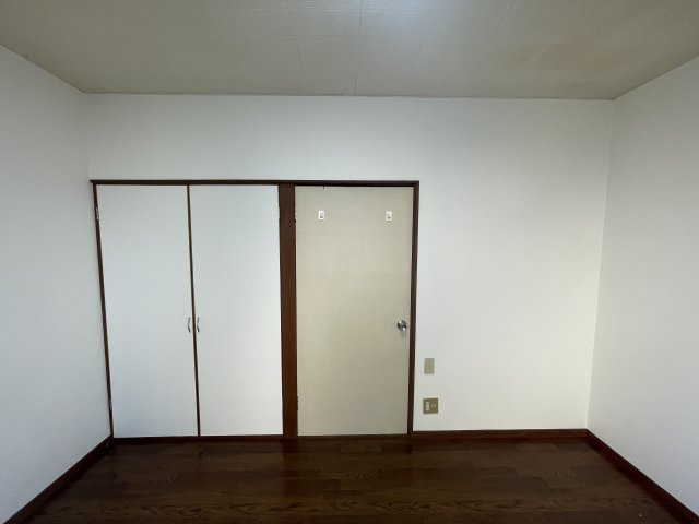 長岡市中沢２丁目のアパートの洋室
