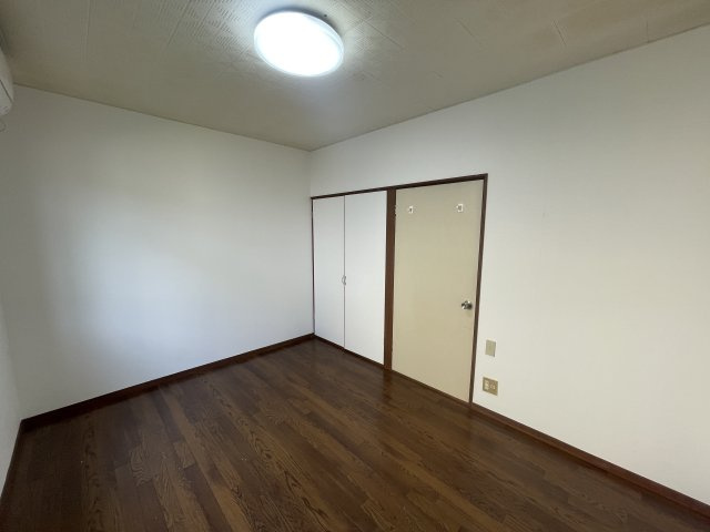 長岡市中沢２丁目のアパートの洋室