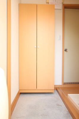 玄関には収納に便利な下駄箱付