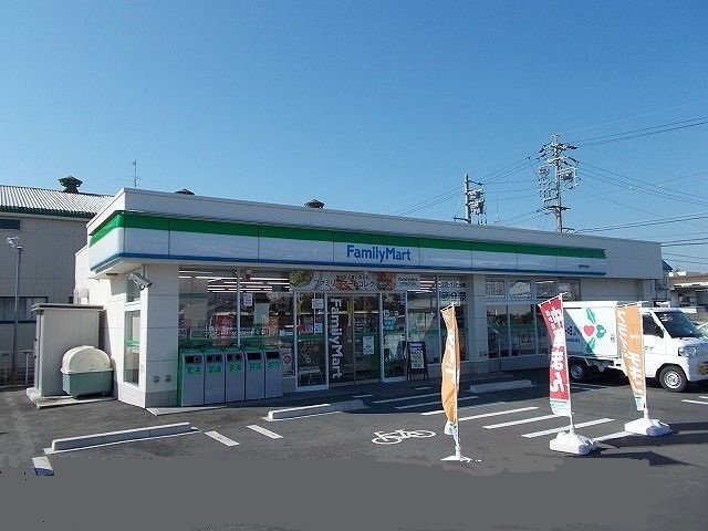 ベルの周辺|ファミリーマートまで300m