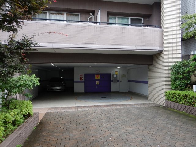 レジェンド西早稲田フォレストタワーの駐車場