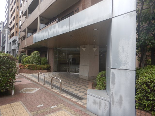 朝日マンション白金通りのエントランス