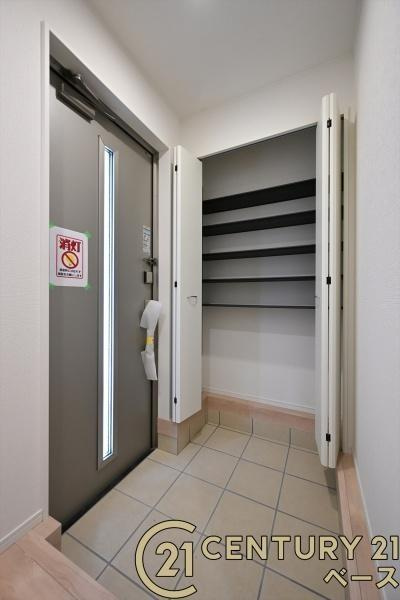 クレイドルガーデン今国府町 １号棟 ／新築一戸建の内観：施工例|■玄関には大容量収納スペースを完備！■