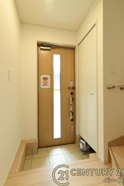 クレイドルガーデン今国府町 ３号棟 ／新築一戸建の内観：施工例|■玄関には大容量収納スペースを完備！■