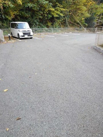 ウィステリアの駐車場
