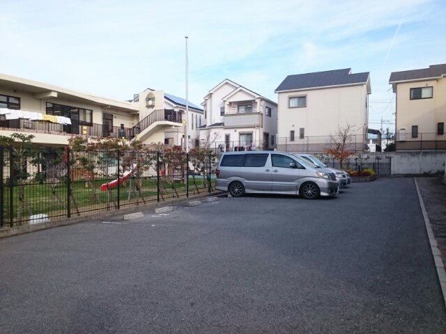 クレスト菱木の駐車場