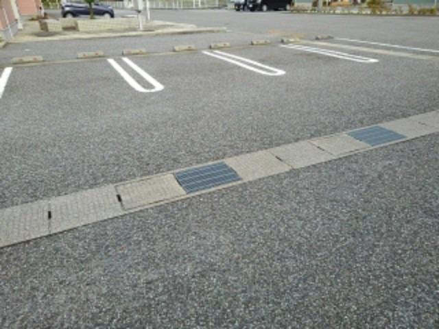 ヴィラ－ジュ　ガンクＢの駐車場