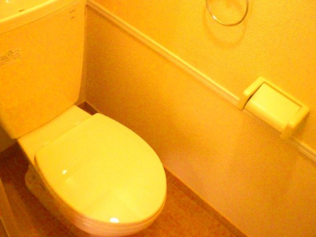 レオパレスラ　グレージュのその他|収納棚もあるゆったりとしたトイレスペース