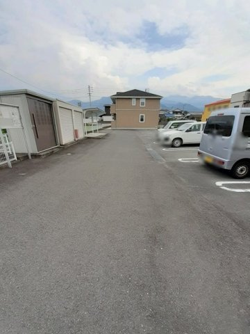 リヴェールⅤの駐車場
