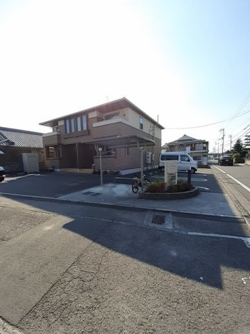 サン・コート南高井の駐車場