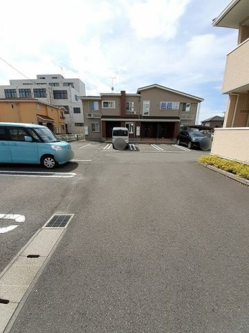 ジュネス・ヌーベルⅣの駐車場