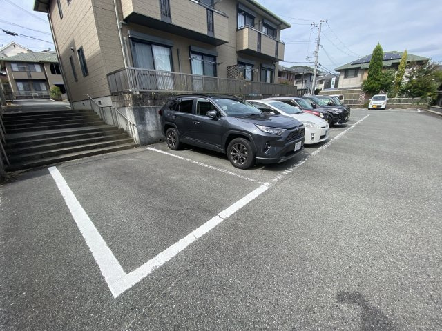 シャーメゾンさくら坂Fの駐車場