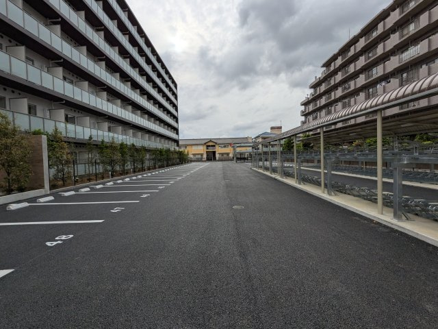 ケイディーエックスレジデンス原木中山の駐車場|駐車場に車を止められます