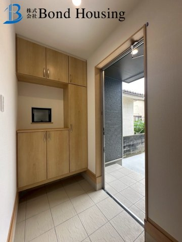 JR魚住駅徒歩9分　LDK17帖超え　魚住町西岡　新築戸建の玄関