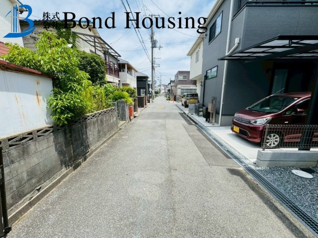JR魚住駅徒歩9分　LDK17帖超え　魚住町西岡　新築戸建の前面道路含む現地写真