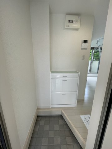 スクウェア二俣川の玄関|収納もある玄関です