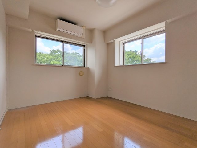 アイビーテラスの洋室|落ち着いた色調の洋室です
