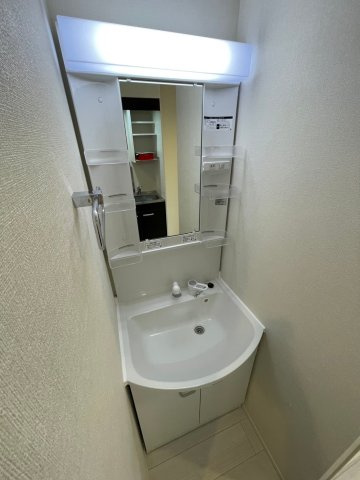 アルブル小岩の洗面所|明るい洗面所です