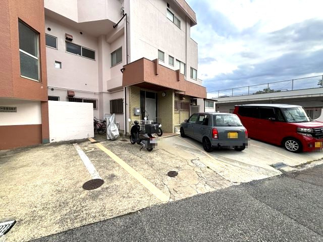 スリール住吉山手の駐車場