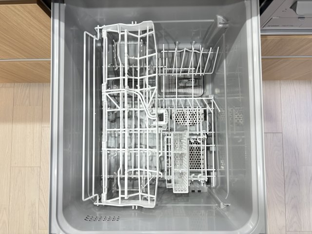 サンライフ小倉原町のキッチン|グリル付きコンロで、焼き魚も手軽に調理できます。