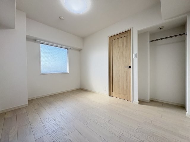 サンライフ小倉原町の収納|洋室1　衣類や小物をたっぷり収納できるクローゼット付きです。