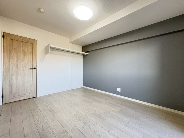 サンライフ小倉原町の玄関|収納力のあるシューズボックス付きで、玄関をすっきりと保てます。