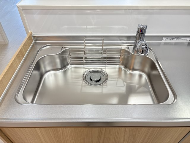 サンライフ小倉原町のキッチン|お手入れしやすいレンジフードで、毎日のお掃除もラクラクです。
