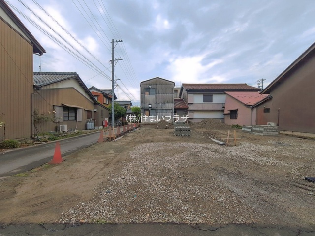 仲介手数料無料）一宮市小信中島第５・１号棟の前面道路含む現地写真