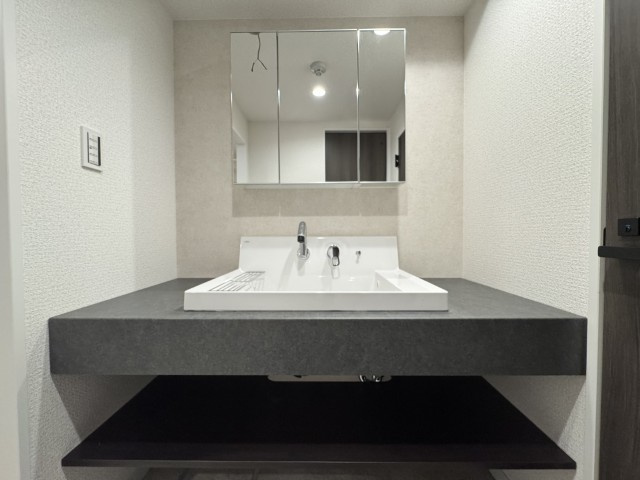 コープ野村御園の独立洗面台|独立洗面台、小物を置くことができて便利です