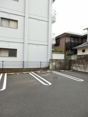 グランジュネッスの駐車場|カースペースがあります