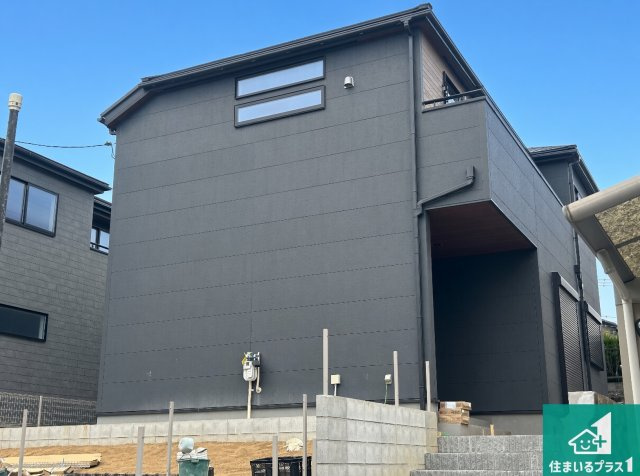 堺市南区若松台　新築一戸建ての外観|周辺は落ち着いた街並みの住宅地！子育てがしやすい住環境です！まだ未完成ですが、現地でしかわからない事もございます。是非一度ご覧ください。