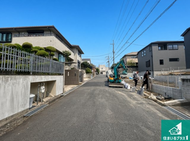堺市南区若松台　新築一戸建ての前面道路含む現地写真|周辺は落ち着いた街並みの住宅地！子育てがしやすい住環境です！まだ未完成ですが、現地でしかわからない事もございます。是非一度ご覧ください。