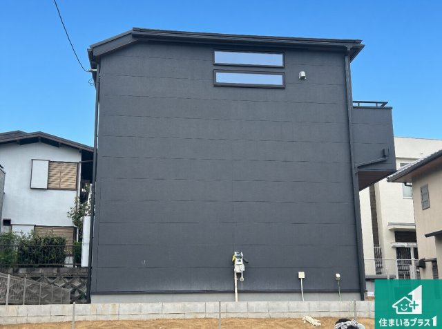 堺市南区若松台　新築一戸建ての外観|周辺は落ち着いた街並みの住宅地！子育てがしやすい住環境です！まだ未完成ですが、現地でしかわからない事もございます。是非一度ご覧ください。