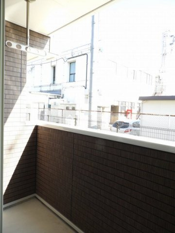 ウッドスプリング千代田Ａのバルコニー|暖かな日差しのふりそそぐバルコニー