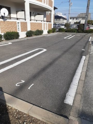 【駐車場】 | いちご館 | 車をお持ちの方に嬉しい駐車場付きの物件です