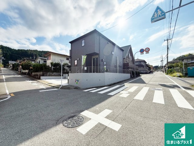 3(土)4(日)現地説明会！◆南河内郡千早赤阪村小吹　第1期　新築一戸建ての前面道路含む現地写真|周辺は閑静な住宅街！前面道路広々で車の出し入れも便利です。駐車が苦手な方でも安心して車庫入れできます！