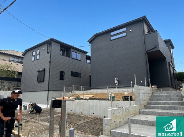 堺市南区若松台　新築一戸建ての外観|周辺は落ち着いた街並みの住宅地！子育てがしやすい住環境です！まだ未完成ですが、現地でしかわからない事もございます。是非一度ご覧ください。