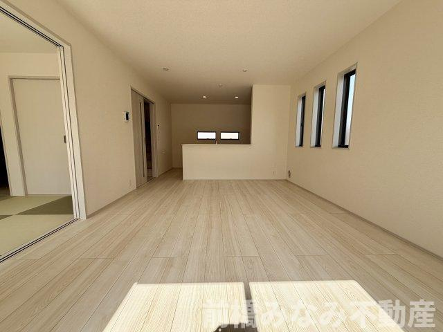 【新築】前橋市富士見町原之郷第９　限定１棟　リーブルガーデン　新築建売の居間・リビング|おしゃれなリビングです
