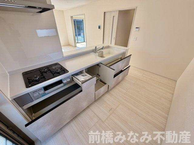 【新築】前橋市富士見町原之郷第９　限定１棟　リーブルガーデン　新築建売のキッチン|コンパクトなキッチンで掃除もラクラク