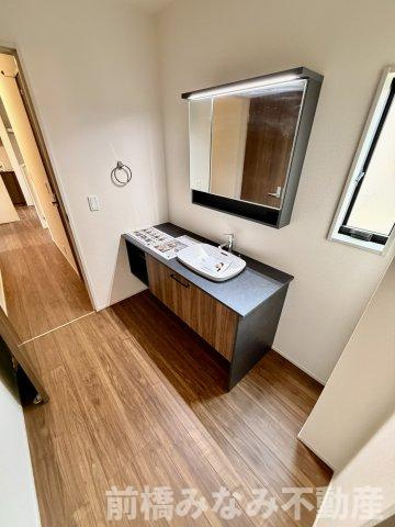 【新築】前橋市樋越町第4　３号棟(全６棟)　リーブルガーデン　新築建売分譲の独立洗面台|朝の支度にも助かる、独立の洗髪洗面化粧台