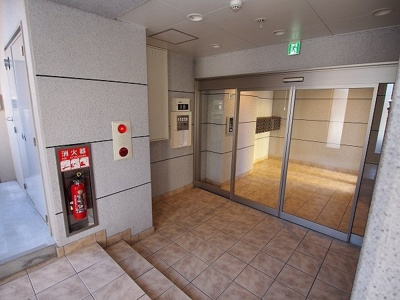 【エントランス】 | シェーナ下到津 | 落ち着いたエントランスです