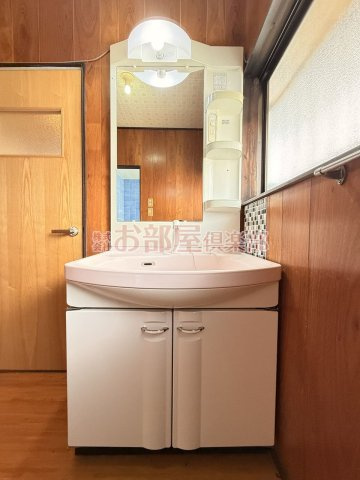荒木町白口貸家の洗面所|コンパクトで使いやすい洗面所