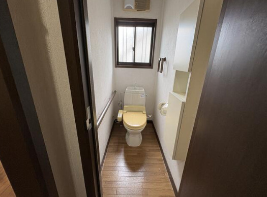 富士市今泉の中古一戸建のトイレ