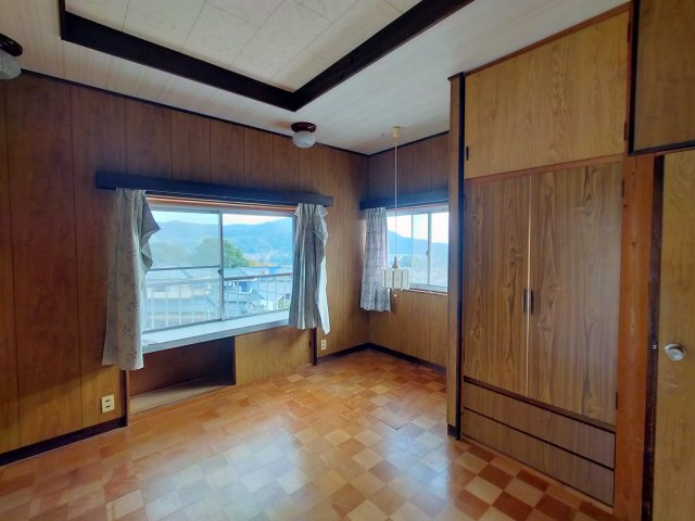 原分町一戸建の洋室