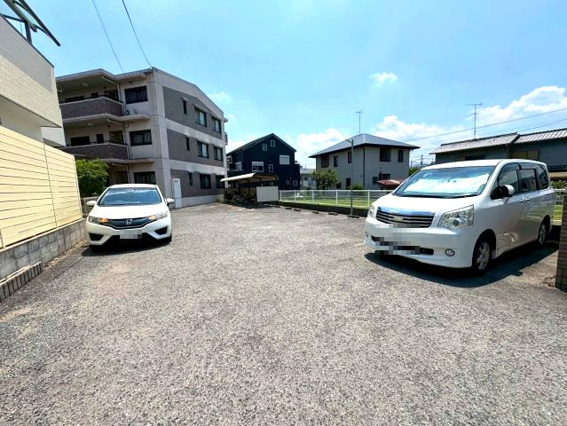 クレアヤマモトの駐車場