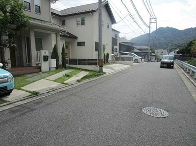 【前面道路含む現地写真】 | 広島市安佐南区山本新町４丁目 東亜祇園ニュータウン春日野