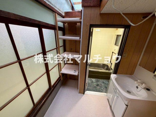 湊一戸建ての洗面所|脱衣スペースもあります