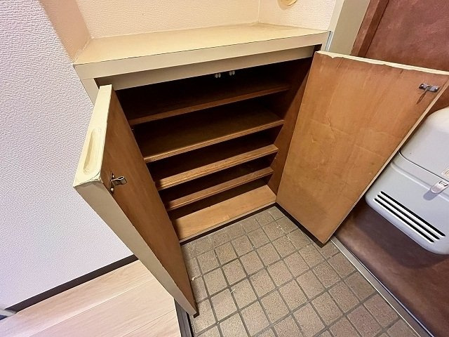 旭グリーンハイツの玄関