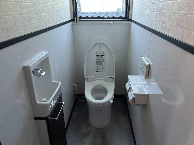 南相馬市鹿島区小池 築浅デザイナーズ平屋中古住宅 4LDK 陽当たり良好！ 不動産プラス のトイレ|トイレは節水タイプの暖房洗浄トイレです。手洗いもありますので便利に使えます。